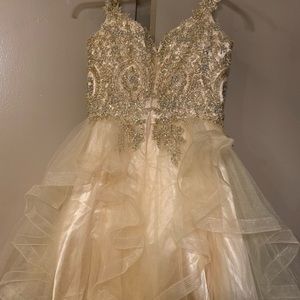 I would like to sell my dress .